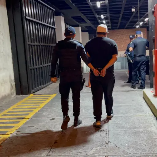 La PNC reportó la captura de un hombre acusado de asesinato en la zona 7. Foto PNC. 