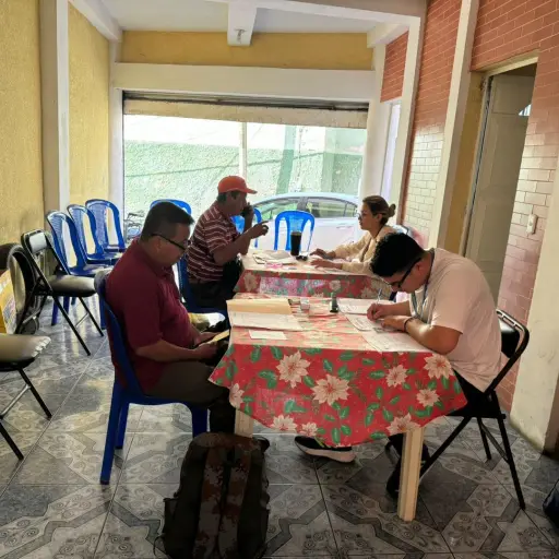 Empleados del MIDES continuarán trabajando durante un fin de semana más para atender a los veteranos militares. Foto MIDES.