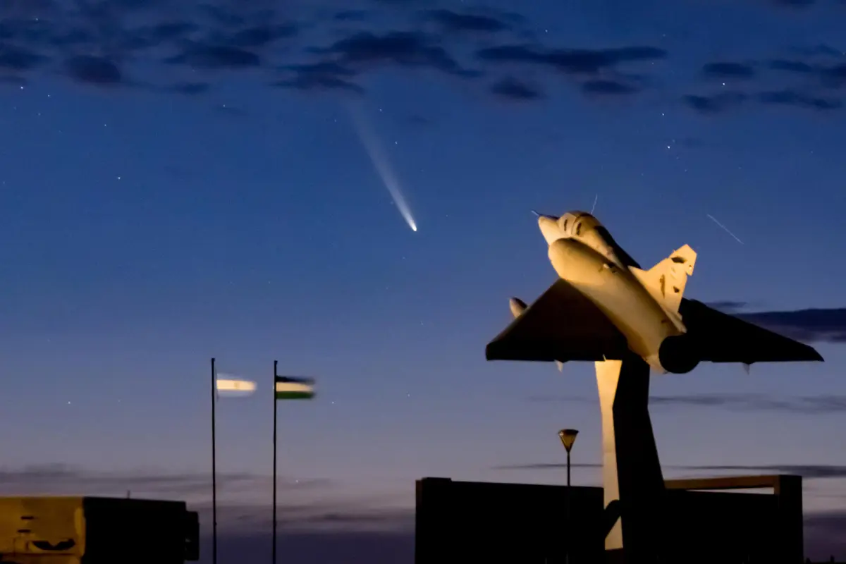 Fotografía del cometa C/2023 A3 (Tsuchinshan–ATLAS) el viernes desde el Memorial Malvinas, en el Balneario el Cóndor, Río Negro, en la costa atlántica de la Patagonia Argentina. Foto: EFE.