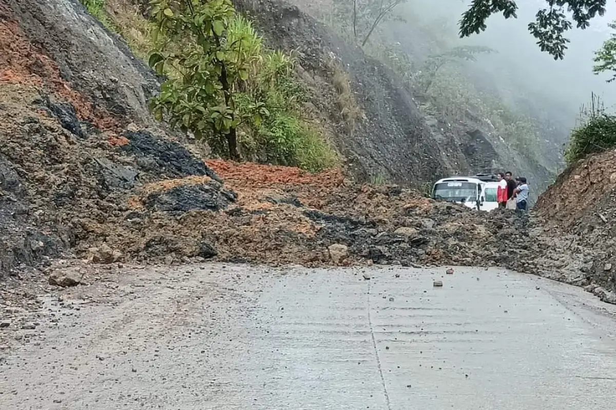 CONRED gestionó acciones de limpieza en el kilómetro 203 RN-7E aldea Chintún, San Miguel Tucurú, Alta Verapaz. Foto: Conred.