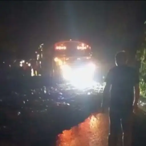 Vecinos pidieron ayuda a los bomberos locales, por un bus que quedó atrapado en el lodo. Foto: Hamilton Castro. 