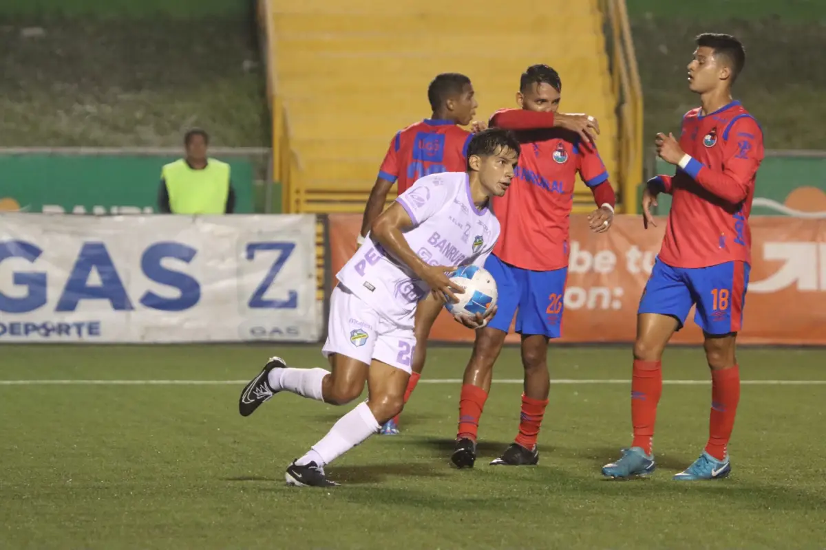 Clásico entre Comunicaciones y Municipal en el Estadio Cementos Progreso - Alex Meoño