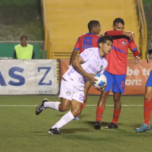 Clásico entre Comunicaciones y Municipal en el Estadio Cementos Progreso - Alex Meoño