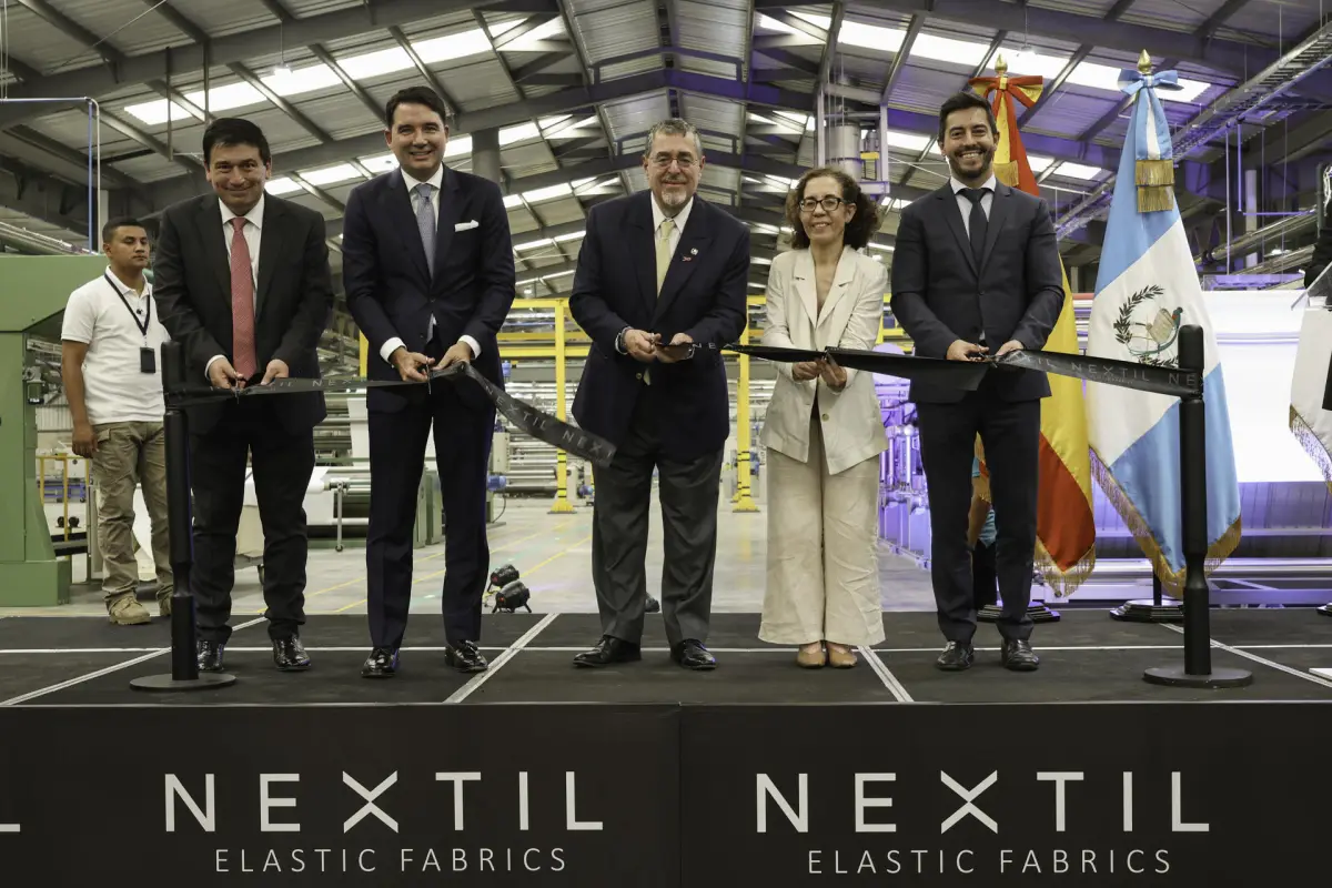 De izquierda a derecha: Renato Lira, Gerente Grupo Nextil Guatemala, Alberto Llaneza, presidente grupo Nextil, Bernardo Arévalo, presidente de Guatemala, Clara Girbau, Embajadora de España en Guatemala, y Cesar Revenga, CEO grupo Nextil, participan en el 