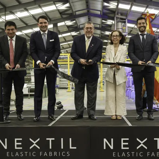 De izquierda a derecha: Renato Lira, Gerente Grupo Nextil Guatemala, Alberto Llaneza, presidente grupo Nextil, Bernardo Arévalo, presidente de Guatemala, Clara Girbau, Embajadora de España en Guatemala, y Cesar Revenga, CEO grupo Nextil, participan en el 
