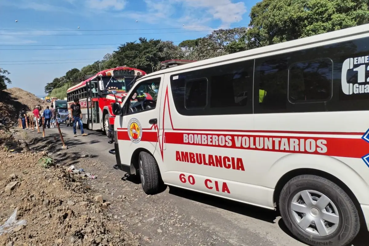 Ataque armado en bus en Km. 44 de la autopista Palín, Escuintla. Foto: Bomberos Voluntarios