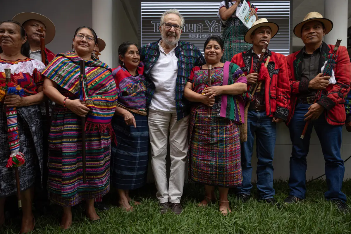 El relator especial para los derechos humanos al agua y saneamiento de Naciones Unidas, Pedro Armijo (c), posa junto a autoridades indígenas durante un encuentro de comunidades este martes, en el municipio de San Pedro La Laguna (Guatemala). Foto: EFE