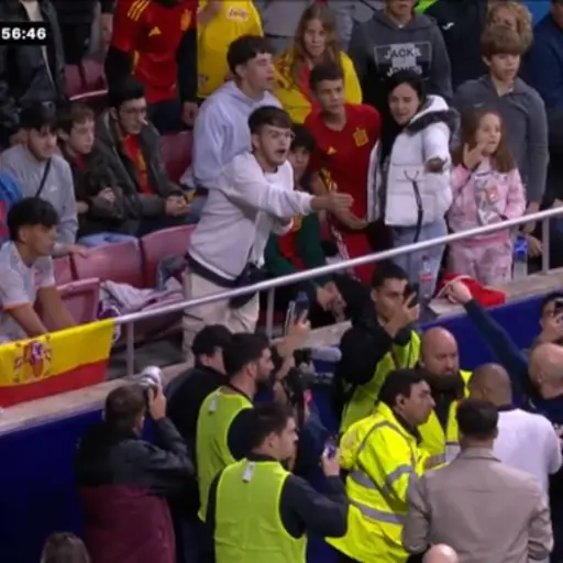 Un lamentable episodio de racismo sacudió un partido amistoso entre youtubers y streamers en el estadio Metropolitano, del Atlético de Madrid ,