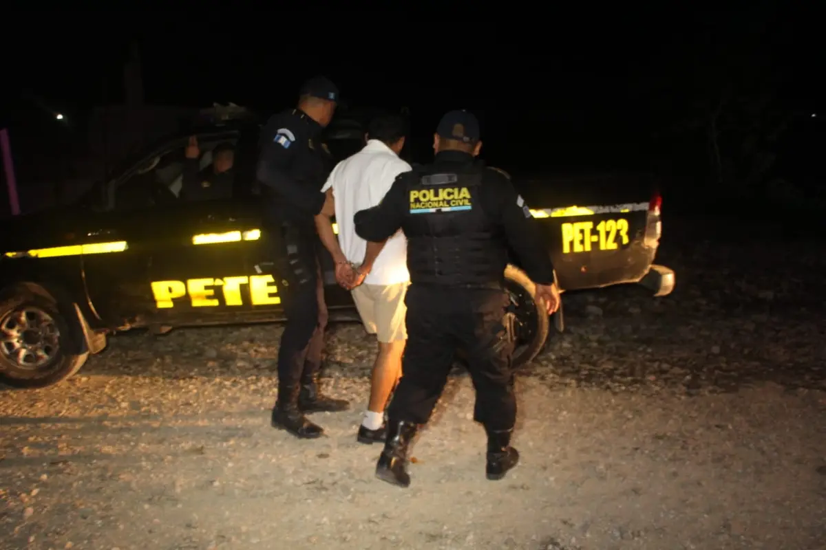 En la foto, la PNC capturó a Gabino de 56 años y le incautó una pistola, tres cargadores y 15 municiones, sin licencia.