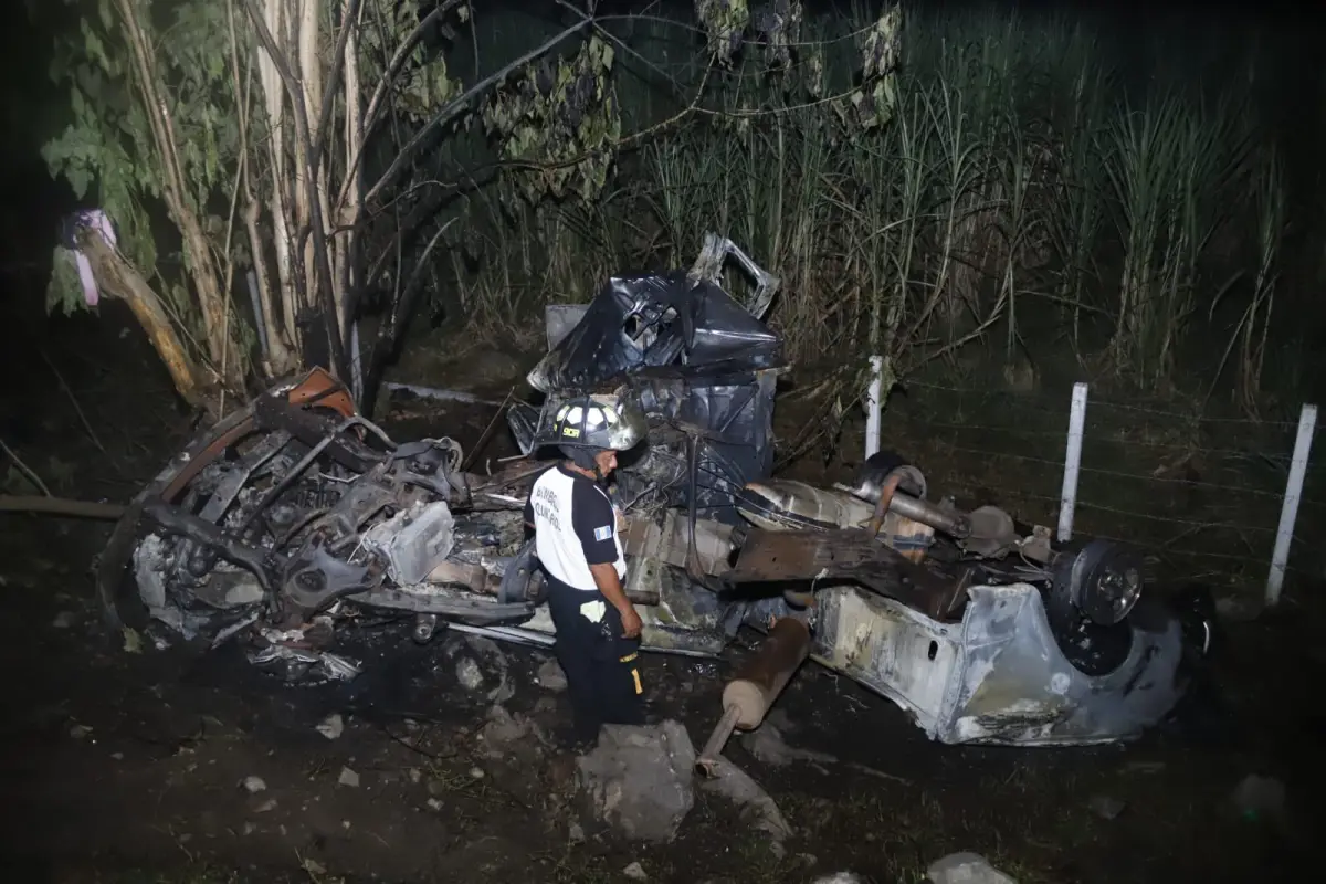 El accidente ocurrió en el kilómetro 96.2 de la autopista a Puerto Quetzal, Escuintla. Foto: Bomberos Voluntarios.