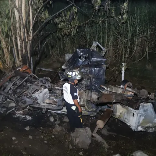 El accidente ocurrió en el kilómetro 96.2 de la autopista a Puerto Quetzal, Escuintla. Foto: Bomberos Voluntarios.