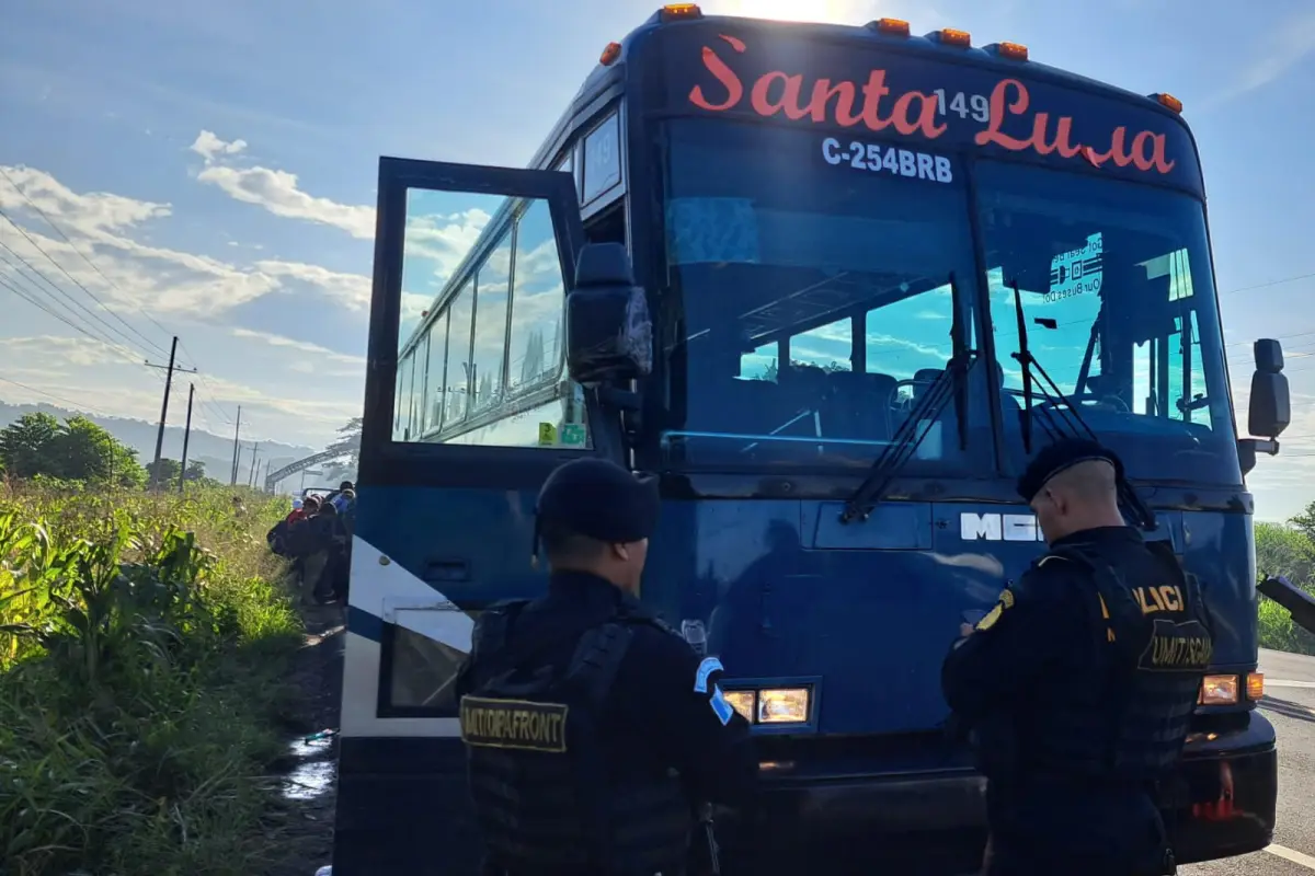 Los inmigrantes fueron localizados cuando viajaban a bordo de un bus de lujo. Foto: PNC.