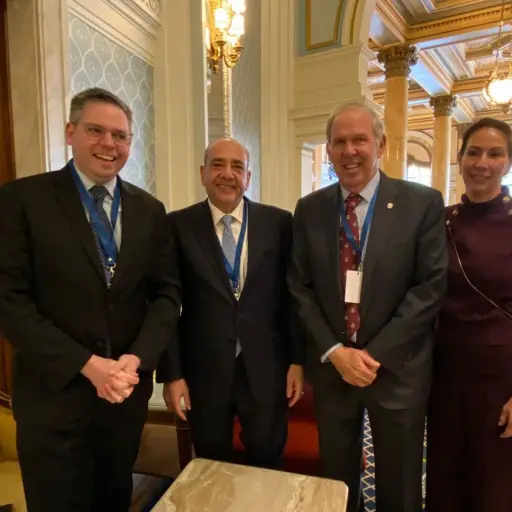 Camilo Atala, CEO de Grupo Ficohsa, acompañado de otros asistentes en la 3ª Reunión Anual en la sede del Banco Interamericano de Desarrollo (BID) en Washington D.C. (EE. UU). Foto: EFE