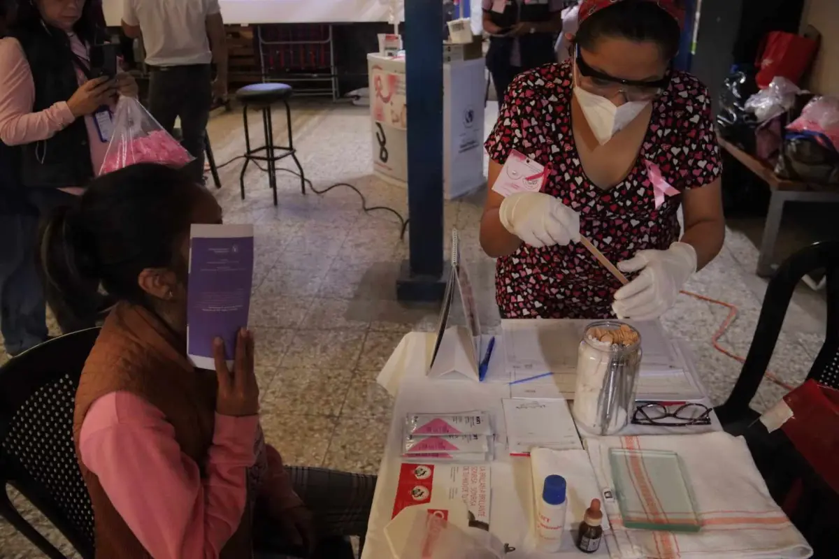 Durante la jornada informativa también se dieron otros servicios de salud a la población. Foto: Alex Meoño.