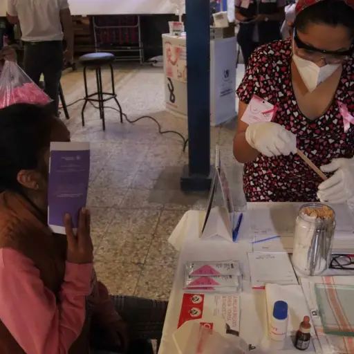 Durante la jornada informativa también se dieron otros servicios de salud a la población. Foto: Alex Meoño.