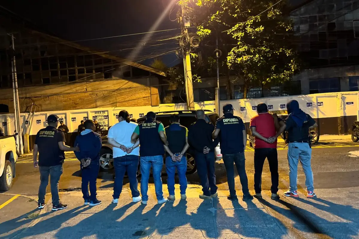 Los detenidos fueron llevados a la Torre de Tribunales ya entrada la noche. Foto: PNC. 