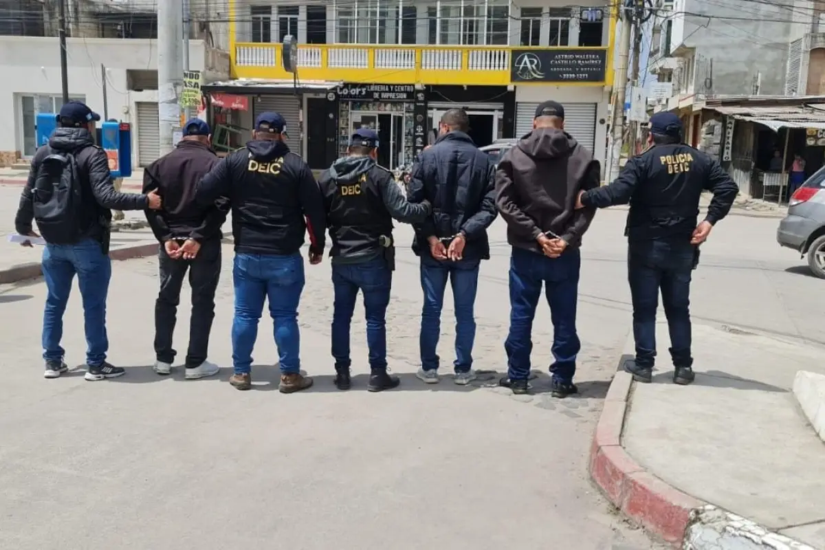 La PNC informó que los ocho agentes fueron detenidos en tres departamentos del país. Foto: PNC. 