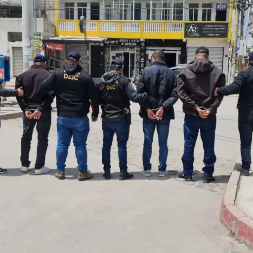 La PNC informó que los ocho agentes fueron detenidos en tres departamentos del país. Foto: PNC. 