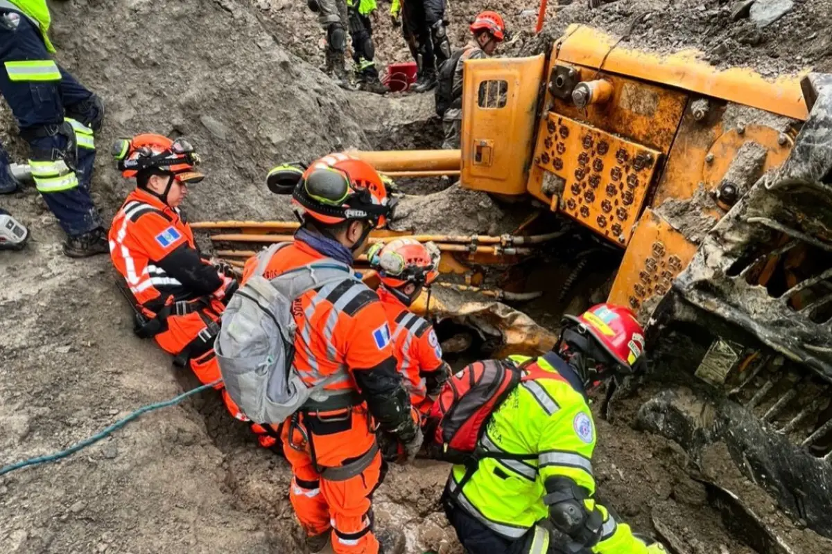 Al menos siete personas fallecieron en El Quiché a causa de un derrumbe la semana pasada. Foto: Bomberos. 