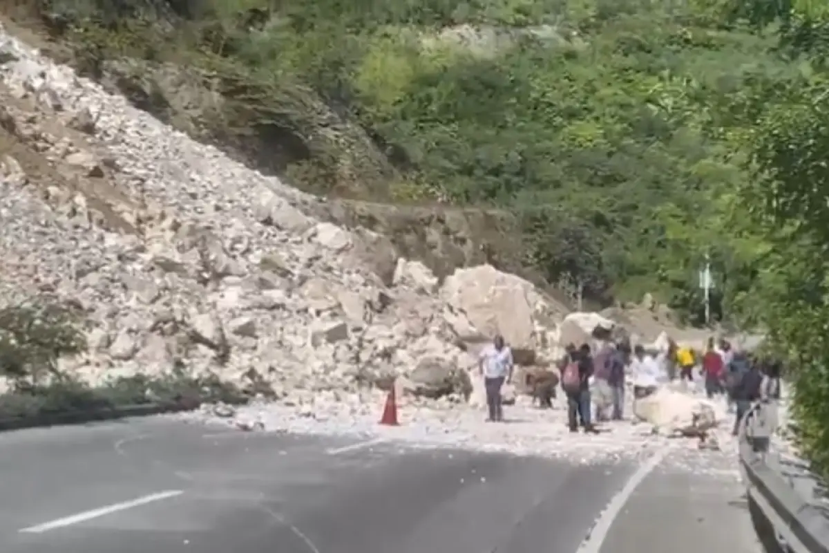 Derrumbe en el kilometro de la carretera al Atlántico - Foto CIV, 