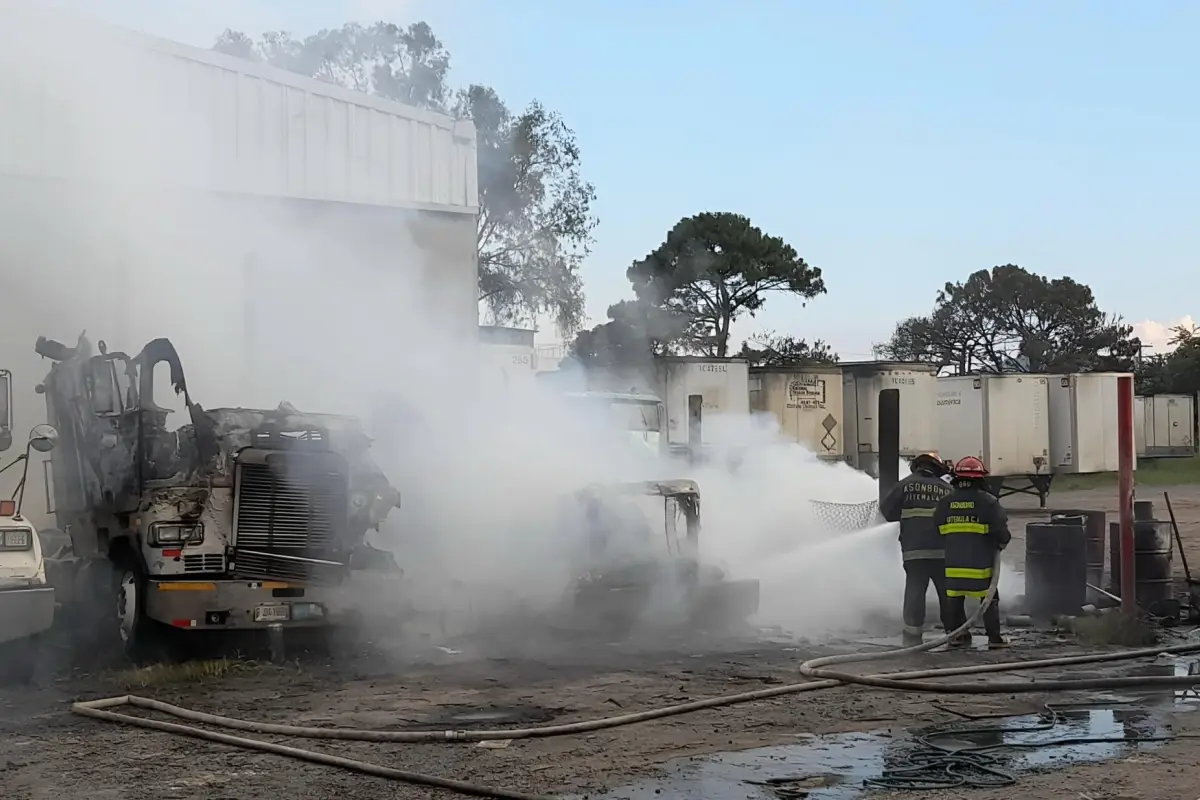 Bomberos Municipales Departamentales compartieron imágenes de cómo combatieron las llamas en el lugar.