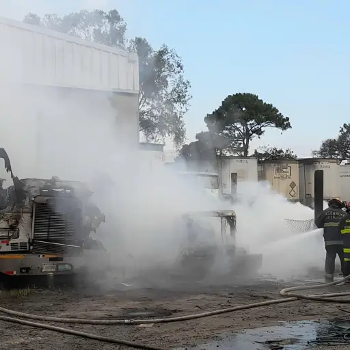 Bomberos Municipales Departamentales compartieron imágenes de cómo combatieron las llamas en el lugar.
