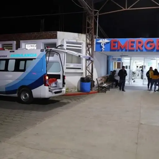 El menor víctima del ataque armado permanecía en el hospital local luchando por su vida. 