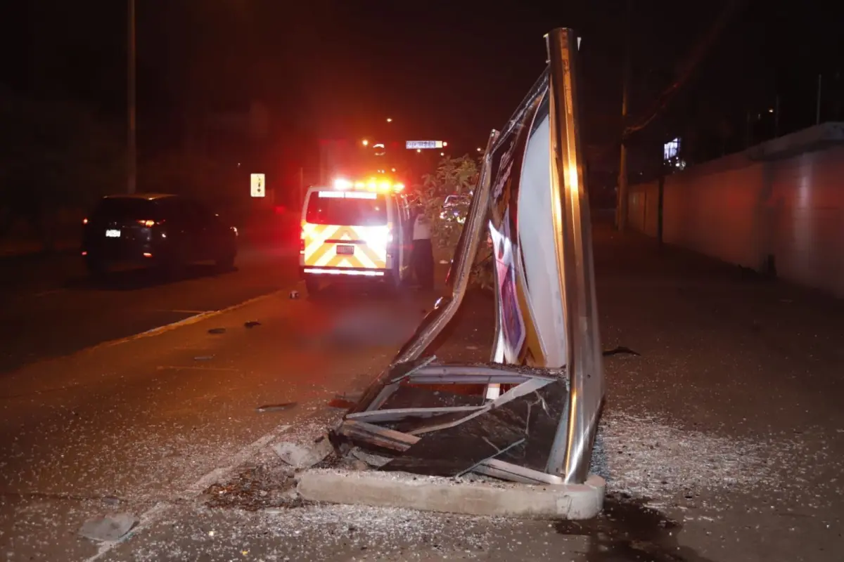 El accidente ocurrió al llegar a la 42 calle de la Avenida Petapa. Foto: Bomberos Voluntarios.