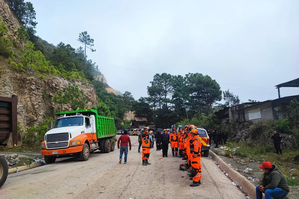 Los encargados de las tareas de búsqueda iniciaron las labores muy temprano este sábado. Foto: Conred.