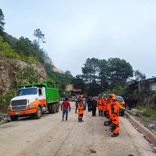 Los encargados de las tareas de búsqueda iniciaron las labores muy temprano este sábado. Foto: Conred.