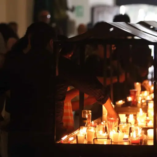 Fieles llegaron desde distintos lugares del país para prender una veladora. Foto: Alex Meoño.