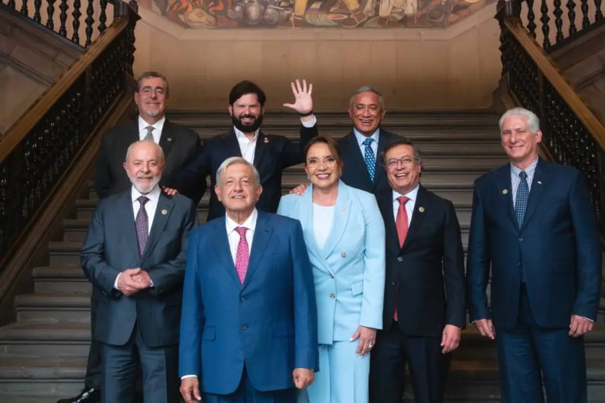 Fotografía cedida por la Presidencia de México donde se ven los presidentes de distintos países, incluido el de Guatemala, Bernardo Arévalo, con quienes el mandatario de México, Andrés López Obrador, sostuvo una reunión en el Palacio Nacional. EFE