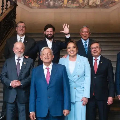 Fotografía cedida por la Presidencia de México donde se ven los presidentes de distintos países, incluido el de Guatemala, Bernardo Arévalo, con quienes el mandatario de México, Andrés López Obrador, sostuvo una reunión en el Palacio Nacional. EFE