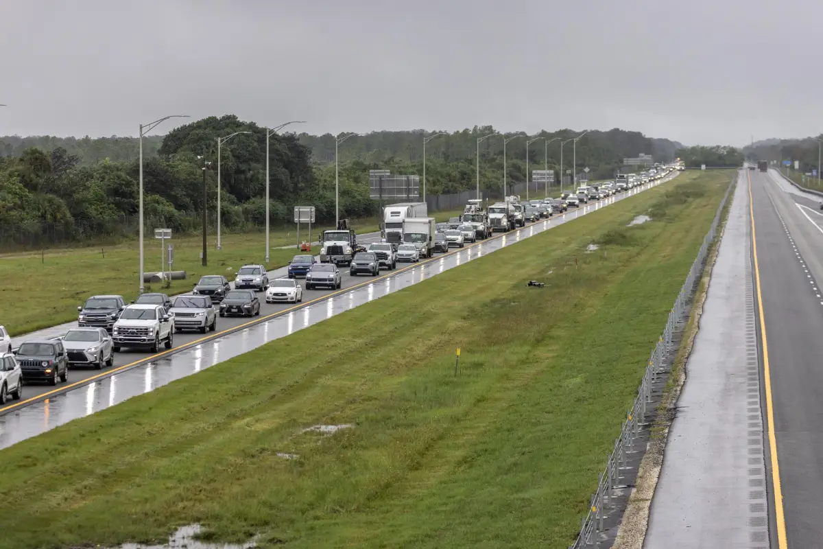 Antes del impacto previsto del huracán Milton, un denso flujo de tráfico por personas que evacúan avanza lentamente hacia el sur desde el noroeste de Florida. Foto: EFE