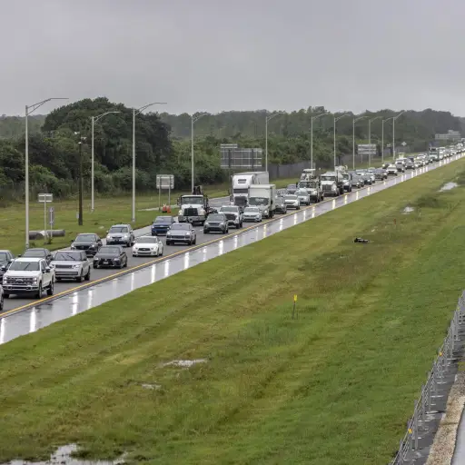 Antes del impacto previsto del huracán Milton, un denso flujo de tráfico por personas que evacúan avanza lentamente hacia el sur desde el noroeste de Florida. Foto: EFE