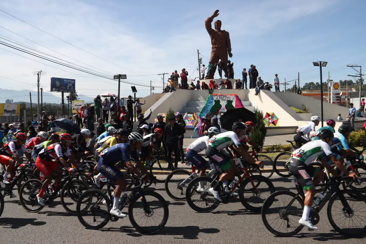 Paso del pelotón de ciclistas frente al Monumento al Emigrante, en Salcajá, Quetzaltenango - Alex Meoño.
