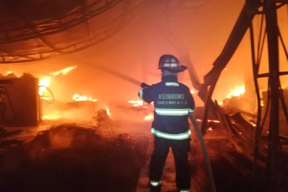 Los rescatistas enviaron unidades de tres estaciones para apagar el fuego. Foto: Bomberos Municipales Departamentales 