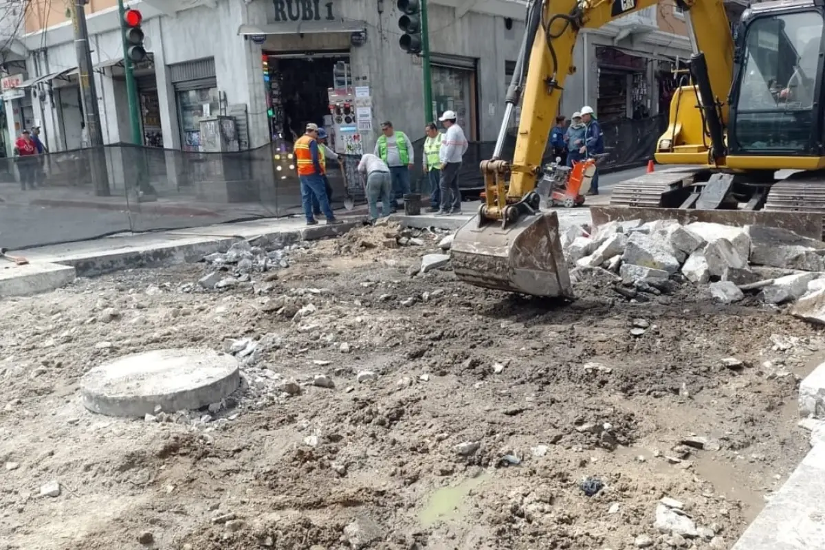 Los trabajadores de la municipalidad agilizan las tareas, para que la ruta esté abierta nuevamente el lunes 28 de octubre. Foto: Municipalidad de Guatemala.