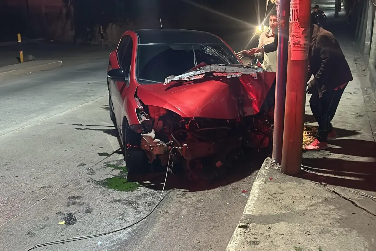 Los Bomberos Municipales Departamentales atendieron a un herido tras chocar en calzada Ebenezer, Santo Tomás Milpas Altas.