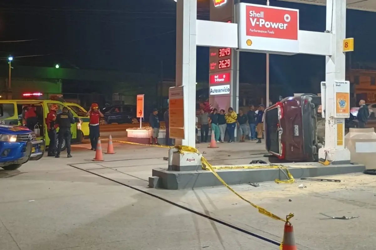 El chofer del carro perdió el control y destruyó una bomba de gasolinera. Foto: Bomberos Municipales.