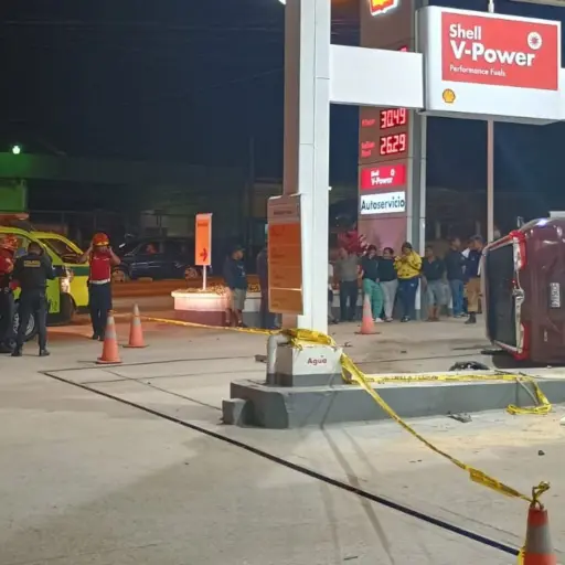 El chofer del carro perdió el control y destruyó una bomba de gasolinera. Foto: Bomberos Municipales.