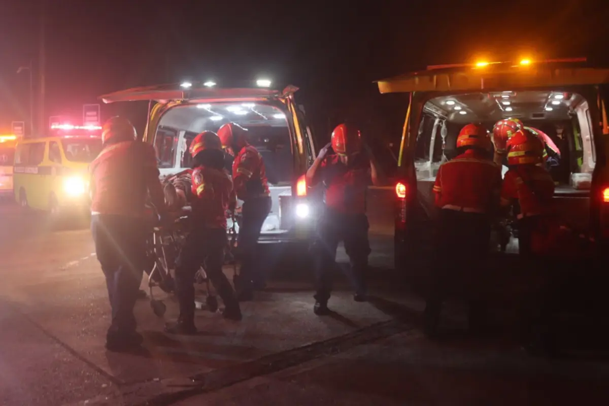 Rescatistas confirmaron la muerte de un hombre y un adolescente de 17 años. Foto: Bomberos Municipales.