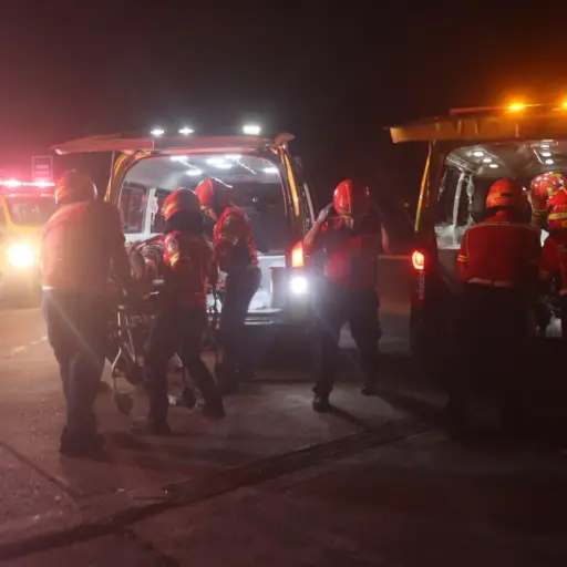 Rescatistas confirmaron la muerte de un hombre y un adolescente de 17 años. Foto: Bomberos Municipales.
