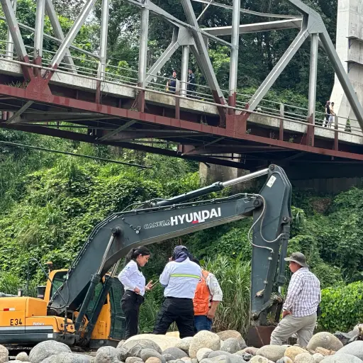 Las labores en el Puente Nahualate arrancaron desde el sábado 16 de octubre de 2024. Foto: Gobernación de Suchitepéquez.