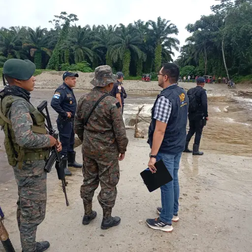 Elementos del Ejército y otras instituciones trabajan en la búsqueda de la pequeña. Foto: Ejército de Guatemala.