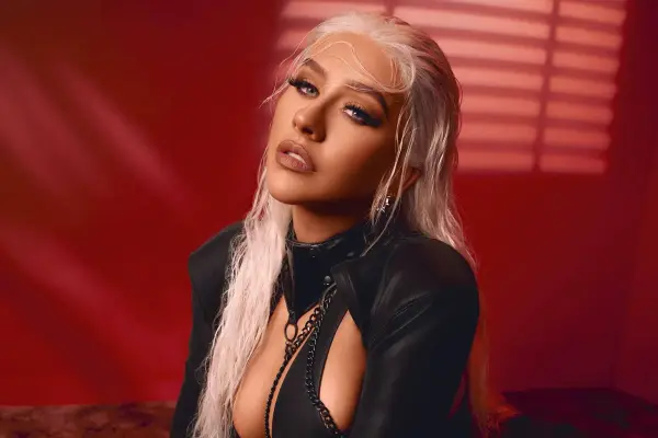 Christina Aguilera se luce con un look de transparencias y sorprende con su nueva apariencia