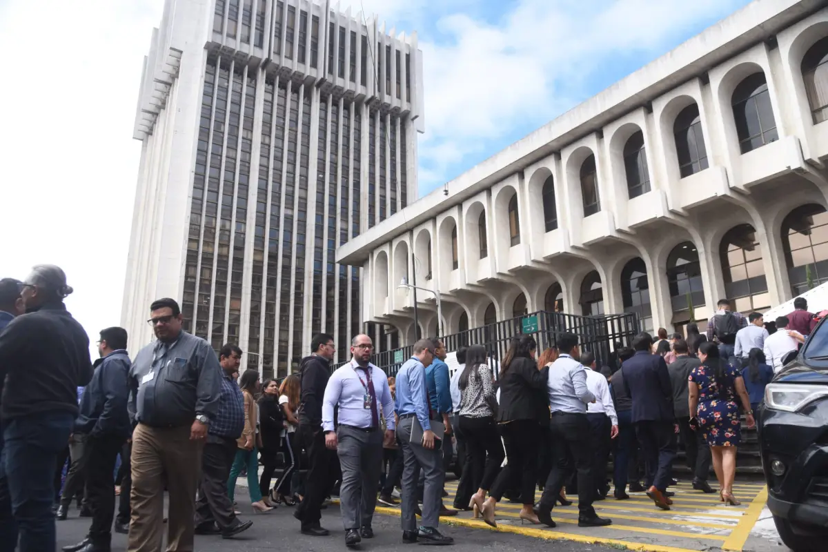 Algunos de los edificios del centro de la Ciudad de Guatemala fueron evacuados debido al sismo. Foto: Ángel Oliva/EU