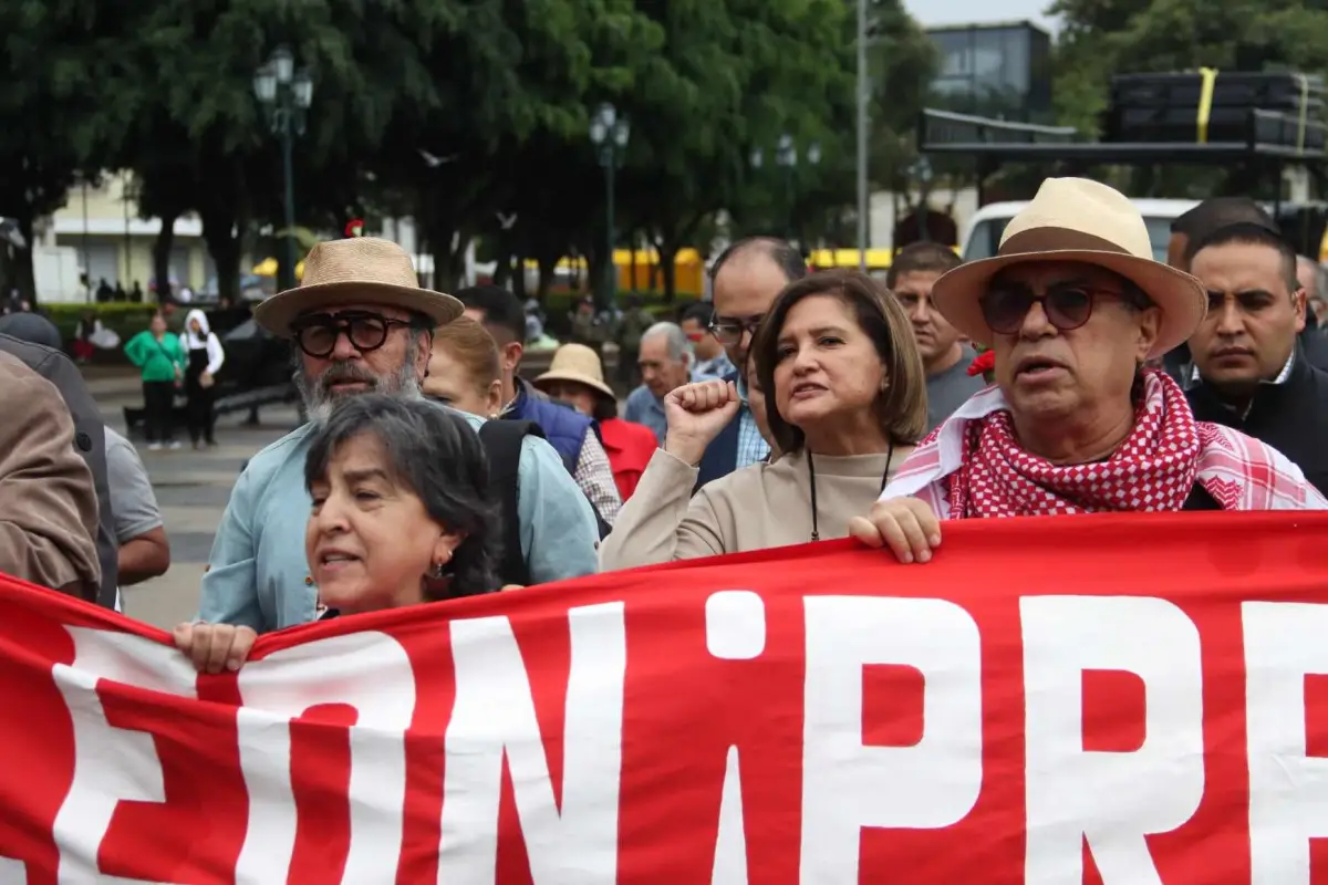 La vicemandataria participó en una de las marchas para conmemorar el 46 aniversario del asesinato del líder Oliverio Castañeda de León.