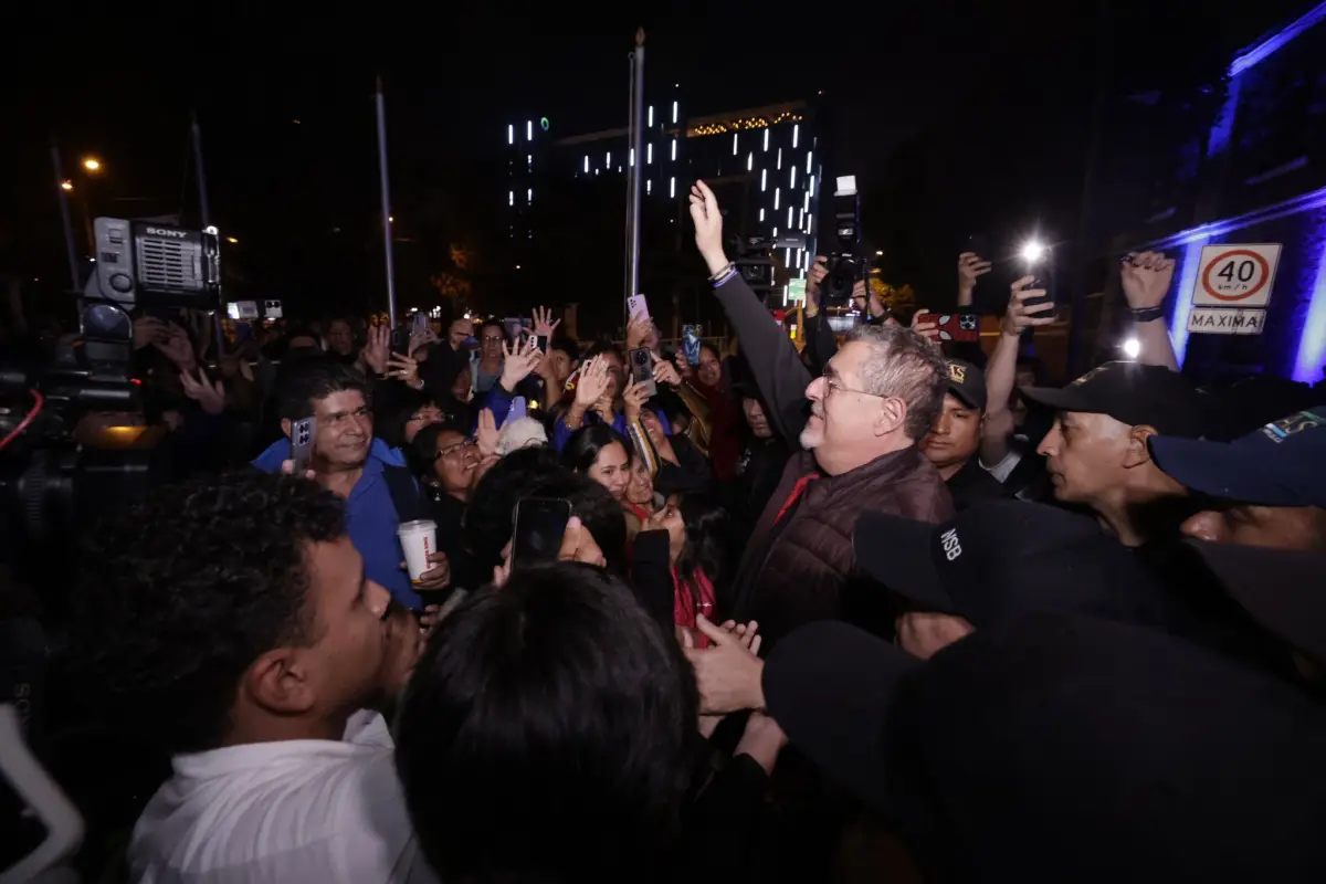 El presidente Bernardo Arévalo participó en una marcha durante la noche del 19 de octubre de 2024. Foto: Gobierno. 