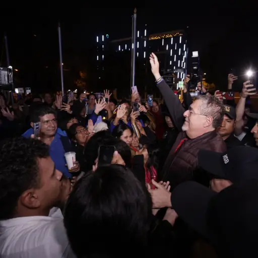 El presidente Bernardo Arévalo participó en una marcha durante la noche del 19 de octubre de 2024. Foto: Gobierno. 
